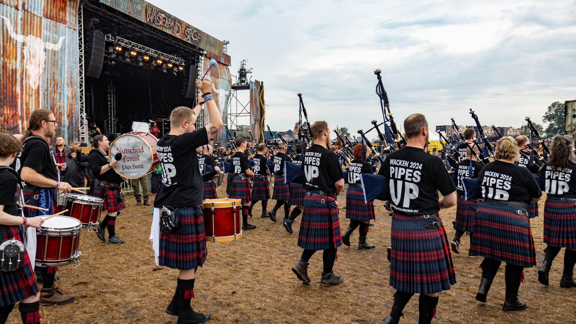 Die Nutscheid Forest Pipe Band bei ihrem Auftritt auf dem Festival Wacken.