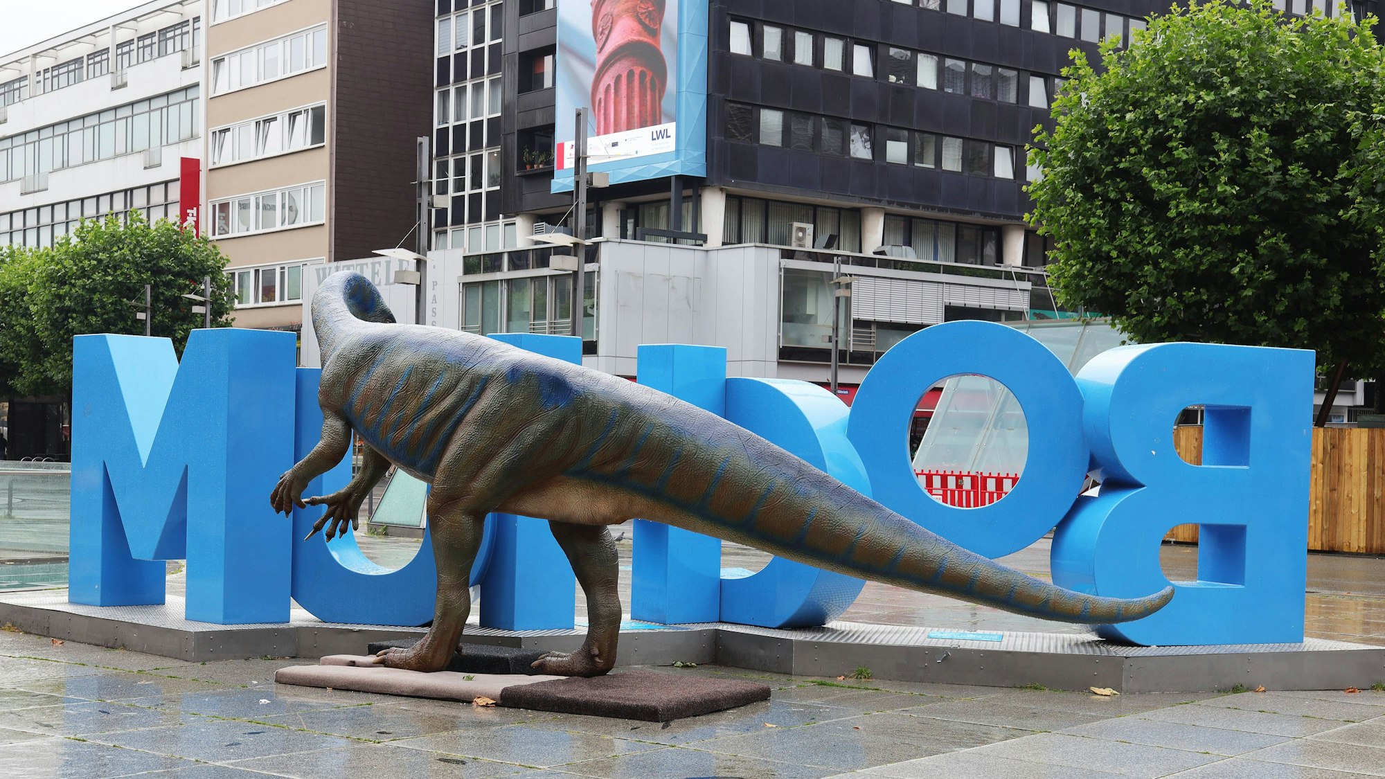 Ein Plateosaurus Dinosaurier steht aktuell hinter dem Bochum-Schriftzug.