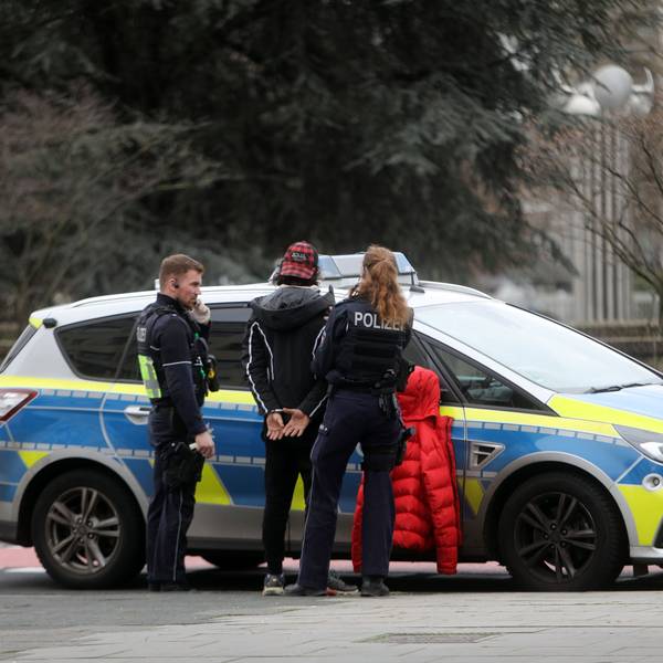 Ein Mann wird am Ebertplatz von der Polizei fest genommen.