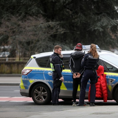Ein Mann wird am Ebertplatz von der Polizei fest genommen.
