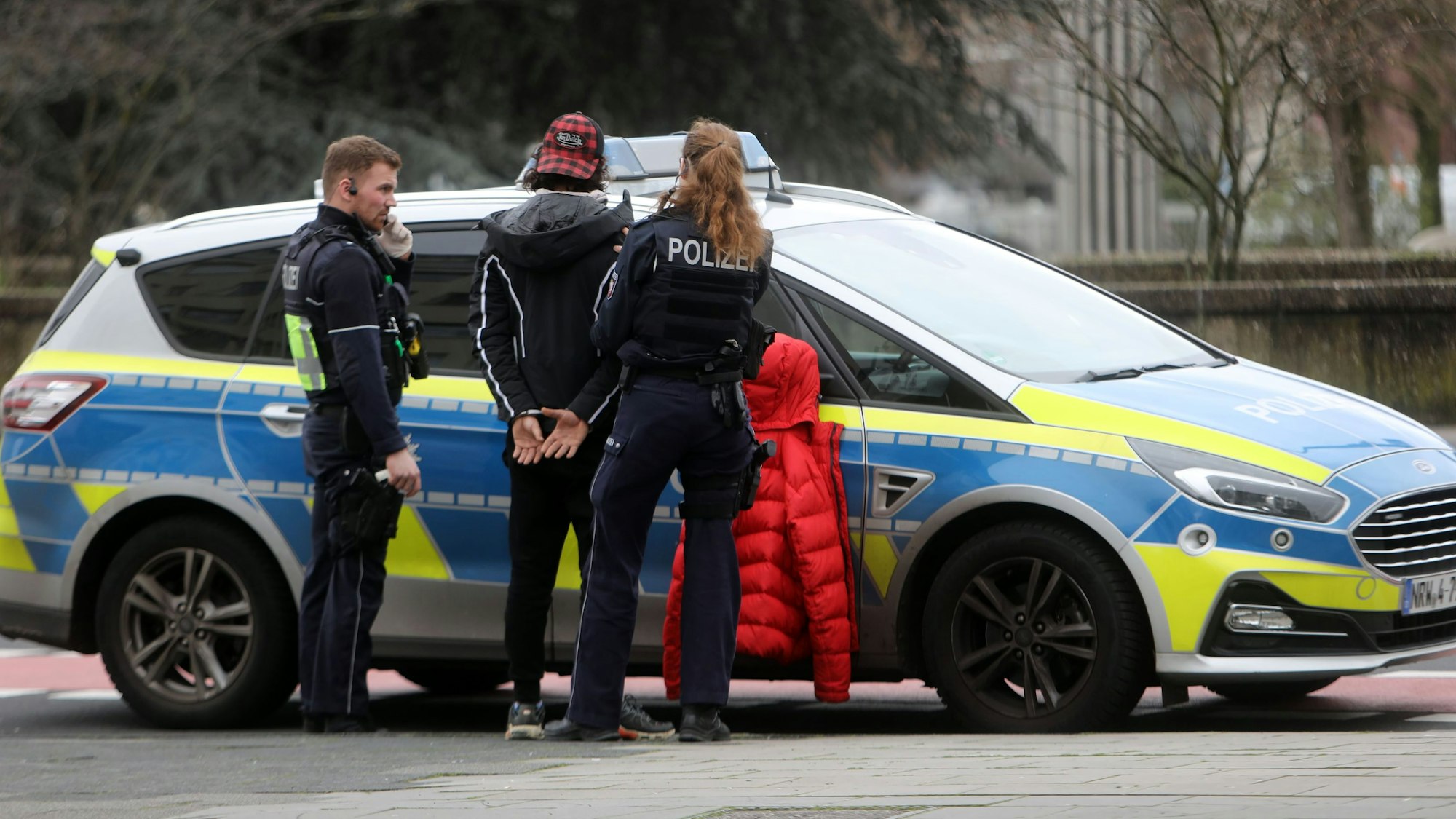 Ein Mann wird am Ebertplatz von der Polizei fest genommen.