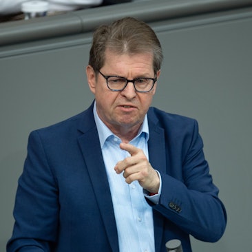 Ralf Stegner (SPD), kritisiert den Beschluss seines Parteipräsidiums zur Stationierung von US-Raketen in Deutschland.