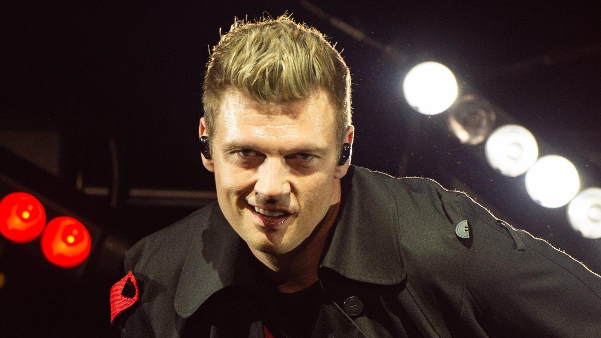 Nick Carter der Boygroup Backstreet Boys beim Auftakt der Deutschland-Tournee auf der Bühne in der TUI Arena. (Archiv)
