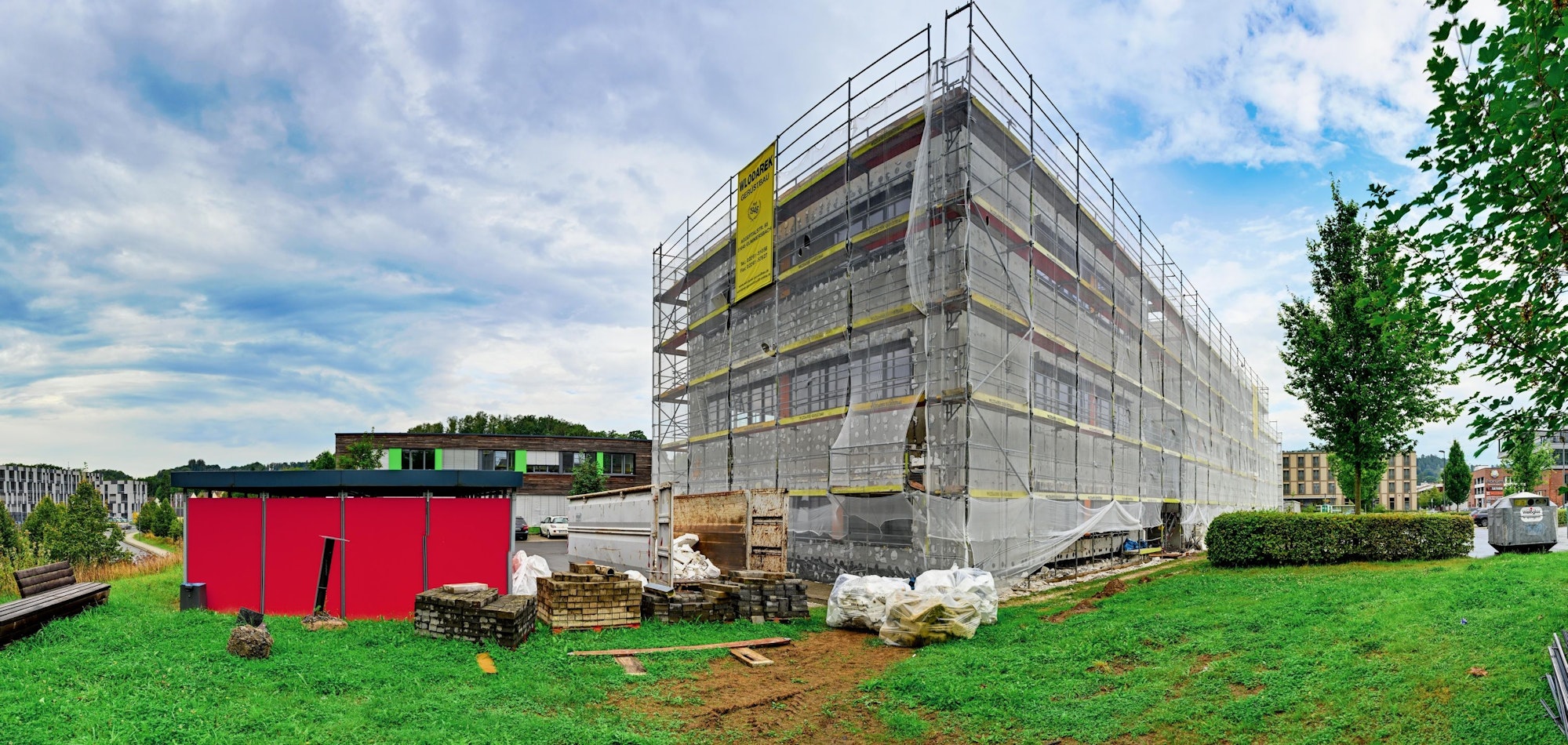 Das eingerüstete Akademiegebäude des Agewis von außen.