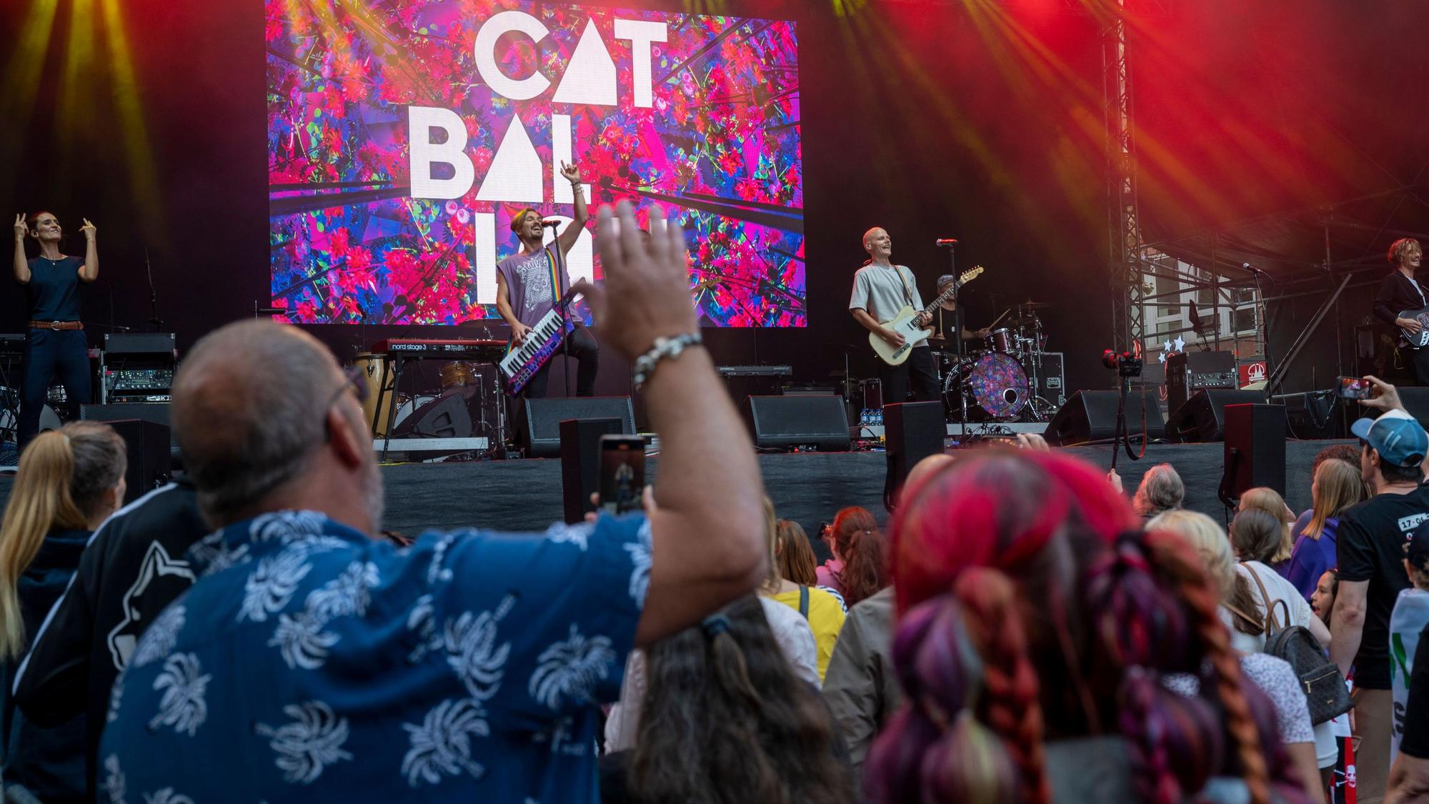 Viele Menschen tanzen vor einer Bühne. Auf der Bühne performt die Kölner Band Cat Ballou.