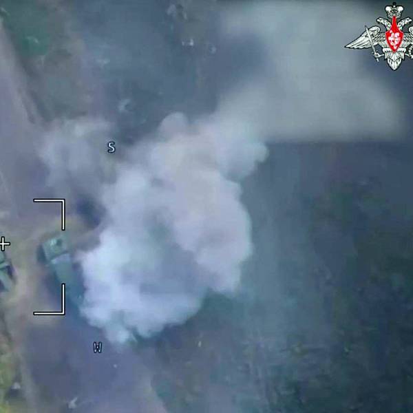 Ein vom russischen Verteidigungsministerium veröffentlichtes Foto soll einen Drohnenangriff auf ukrainische Fahrzeuge in der Region Kursk zeigen. Die Offensive der Ukrainer dauert an.
