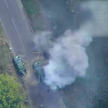 Ein vom russischen Verteidigungsministerium veröffentlichtes Foto soll einen Drohnenangriff auf ukrainische Fahrzeuge in der Region Kursk zeigen. Die Offensive der Ukrainer dauert an.