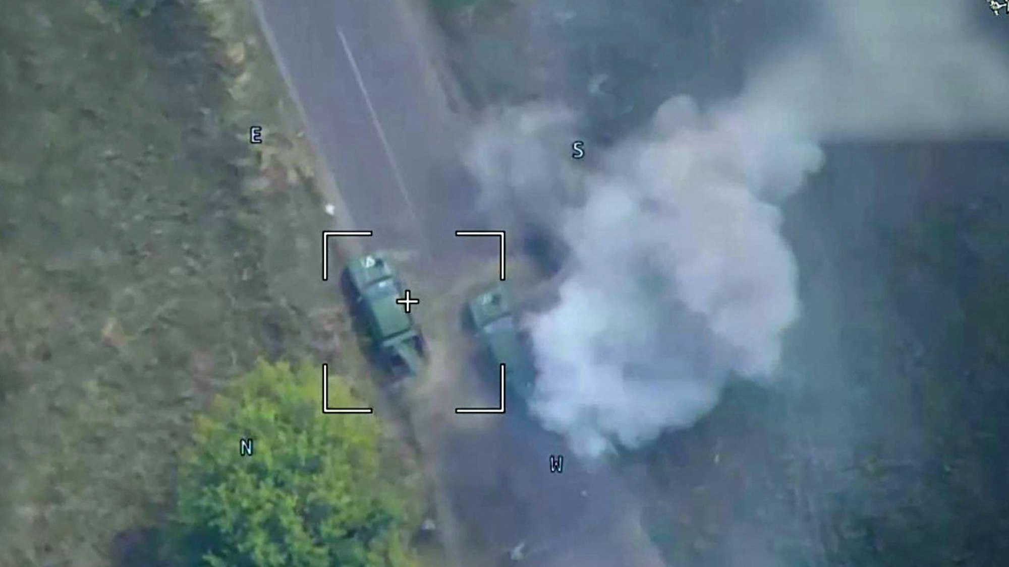 Ein vom russischen Verteidigungsministerium veröffentlichtes Foto soll einen Drohnenangriff auf ukrainische Fahrzeuge in der Region Kursk zeigen. Die Offensive der Ukrainer dauert an.