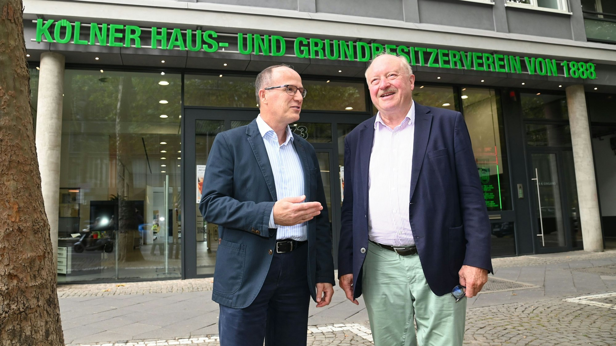 Thomas Tewes und Konrad Adenauer stehen vor einem Gebäude