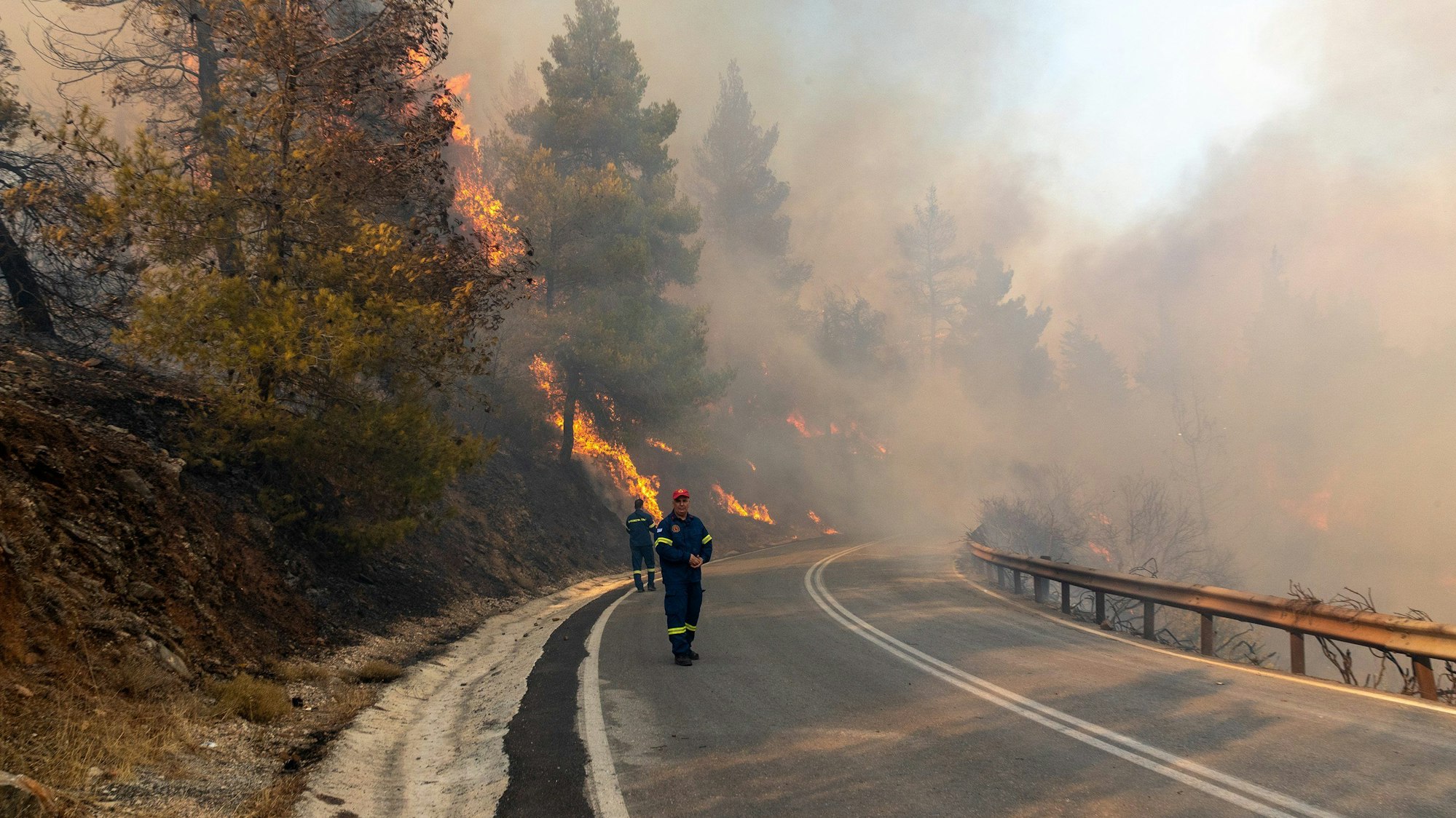 Feuerwehrleute in Griechenland kämpfen gegen ein Großfeuer nördlich der Hauptstadt Athen.