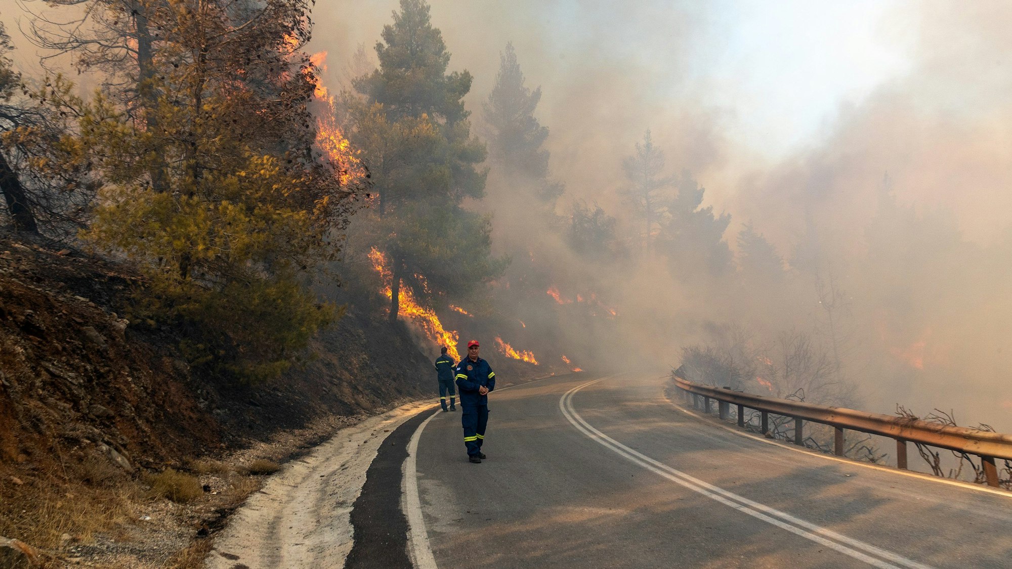 Feuerwehrleute in Griechenland kämpfen gegen ein Großfeuer nördlich der Hauptstadt Athen.