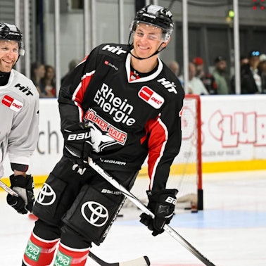 Frederik Storm (l.) zusammen mit Jan Luca Sennhenn beim Trainingsauftakt der Haie.