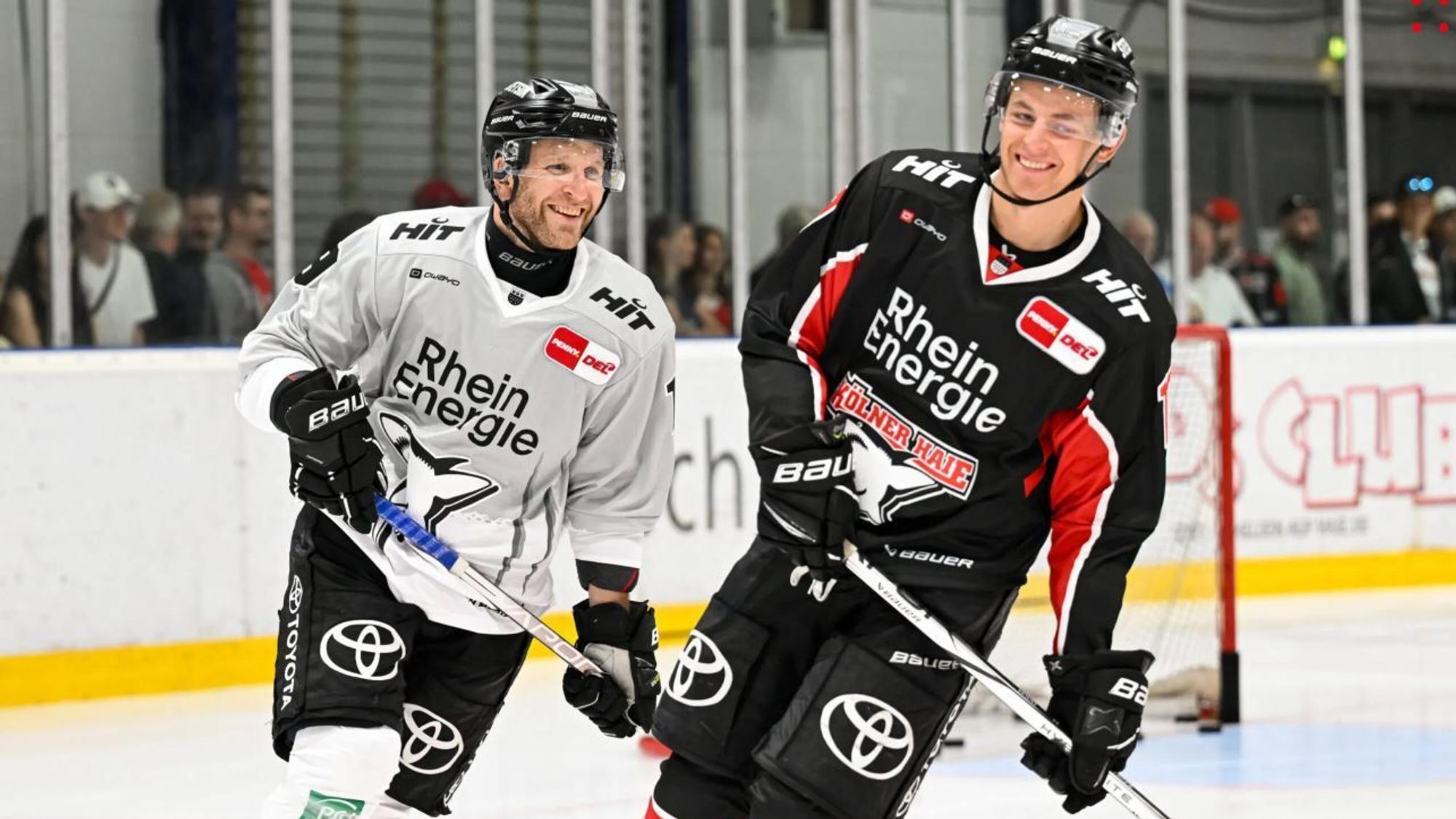 Frederik Storm (l.) zusammen mit Jan Luca Sennhenn beim Trainingsauftakt der Haie.
