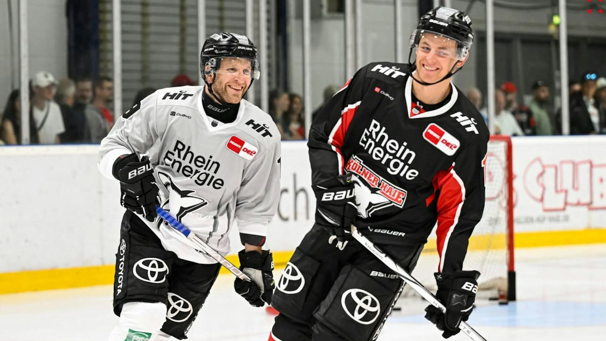 Frederik Storm (l.) zusammen mit Jan Luca Sennhenn beim Trainingsauftakt der Haie.