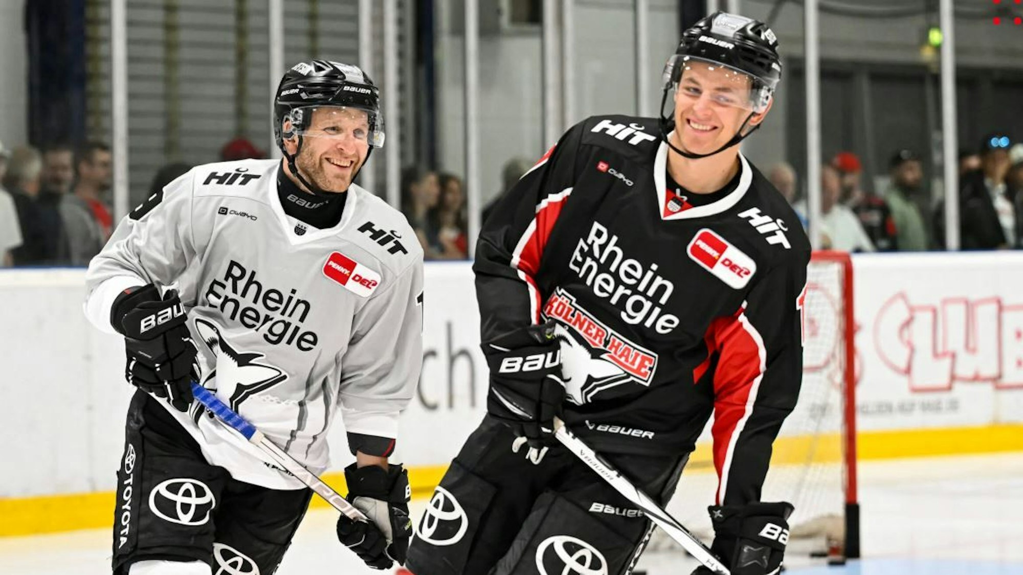 Frederik Storm (l.) und Jan Luca Sennhenn lachen beim Trainingsauftakt der Haie.