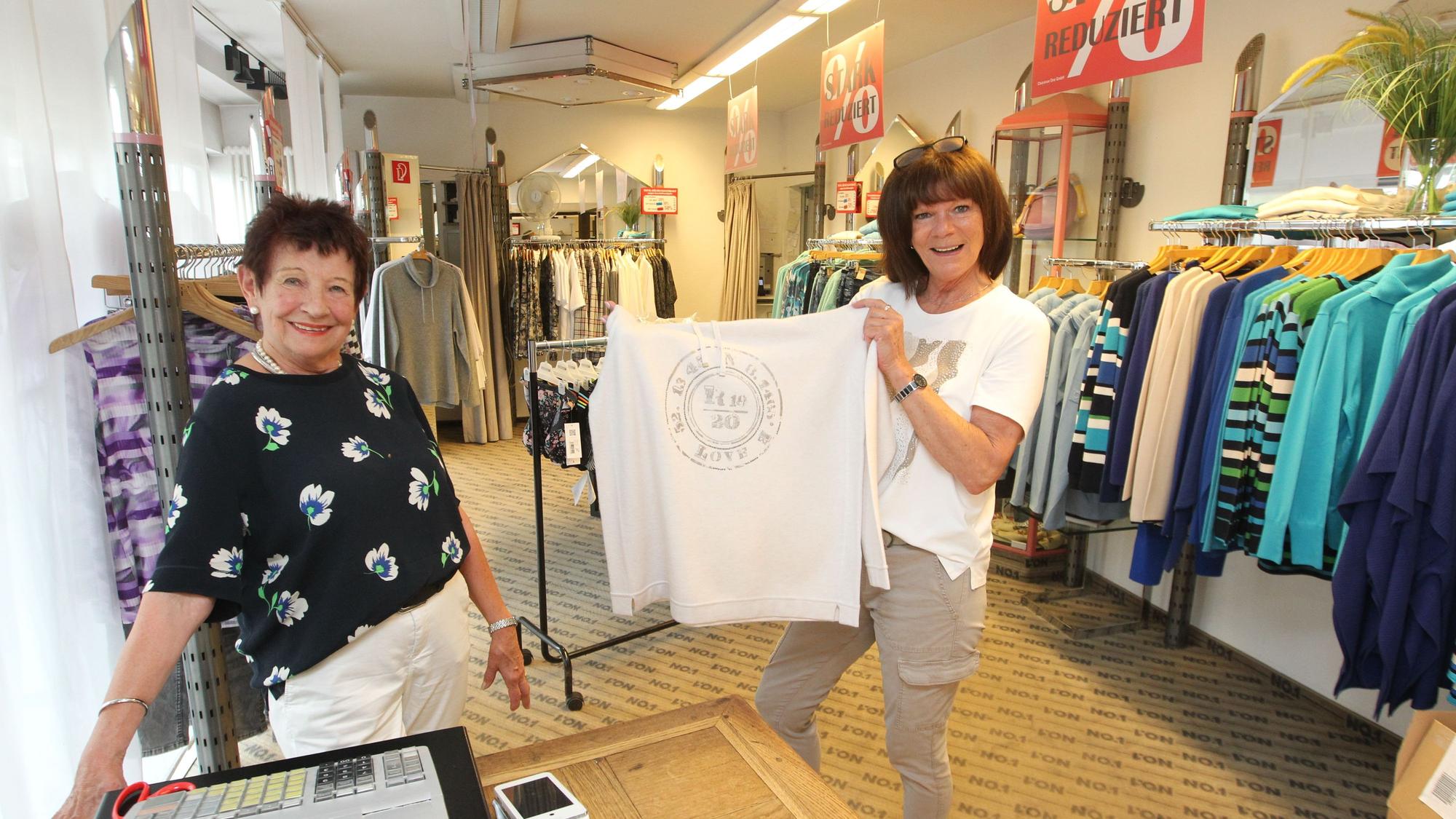 Die Boutique No. 1 in Seelscheid auf der Zeithstraße 119-121 schließt am Ende des Jahres und hat derzeit Räumungsverkauf. Inhaberin Inge Klein (links) und ihre einzige Vollzeitkraft Andrea Landwehr im Ladenlokal.