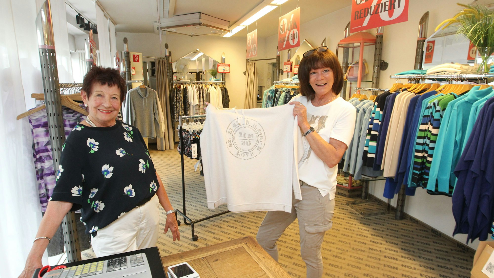 Die Boutique No. 1 in Seelscheid auf der Zeithstraße 119-121 schließt am Ende des Jahres und hat derzeit Räumungsverkauf. Inhaberin Inge Klein (links) und ihre einzige Vollzeitkraft Andrea Landwehr im Ladenlokal.