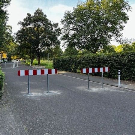 Auf dem Foto ist die Grachtstraße in Erftstadt zu sehen. Rot-weiße Baken verhindern die Durchfahrt.