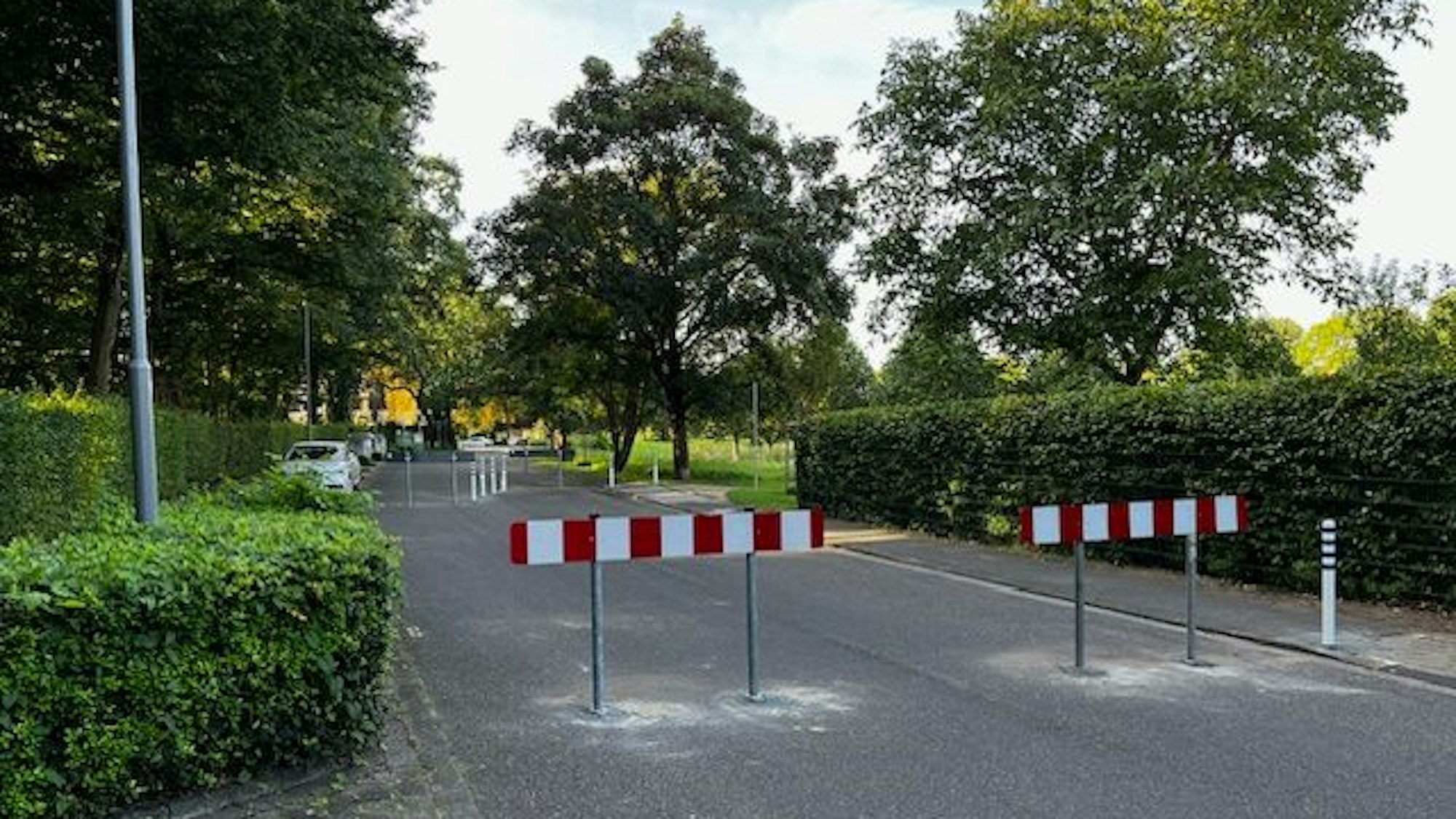 Auf dem Foto ist die Grachtstraße in Erftstadt zu sehen. Rot-weiße Baken verhindern die Durchfahrt.