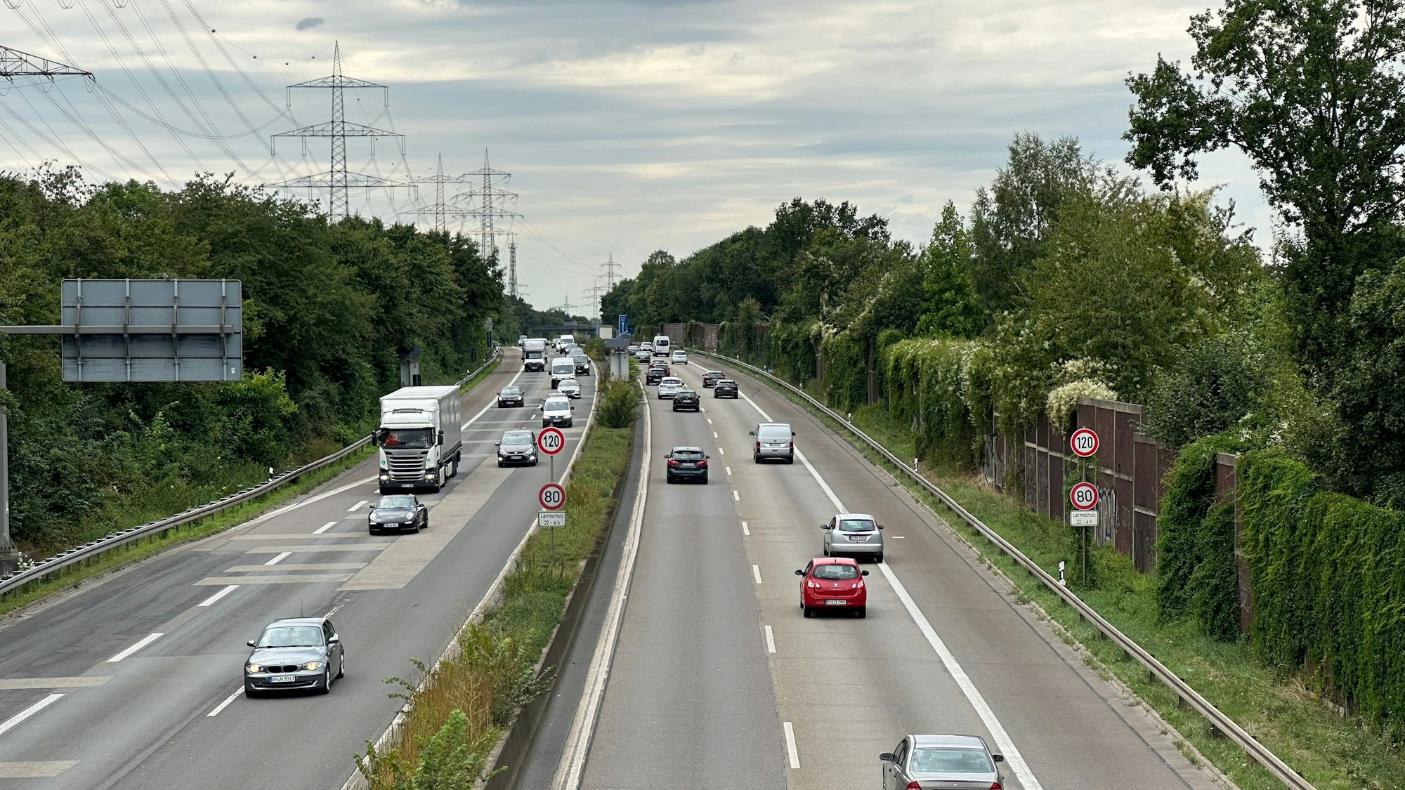 Blick auf eine Autobahn.