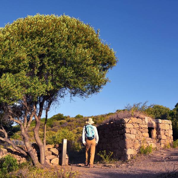 Wanderer auf dem Genueserturm von Omigna auf Korsika.