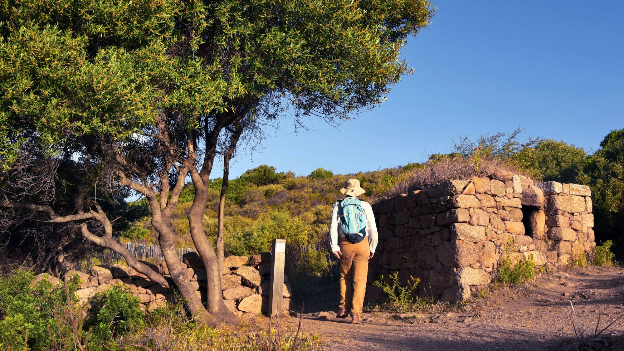 Wanderer auf dem Genueserturm von Omigna auf Korsika.