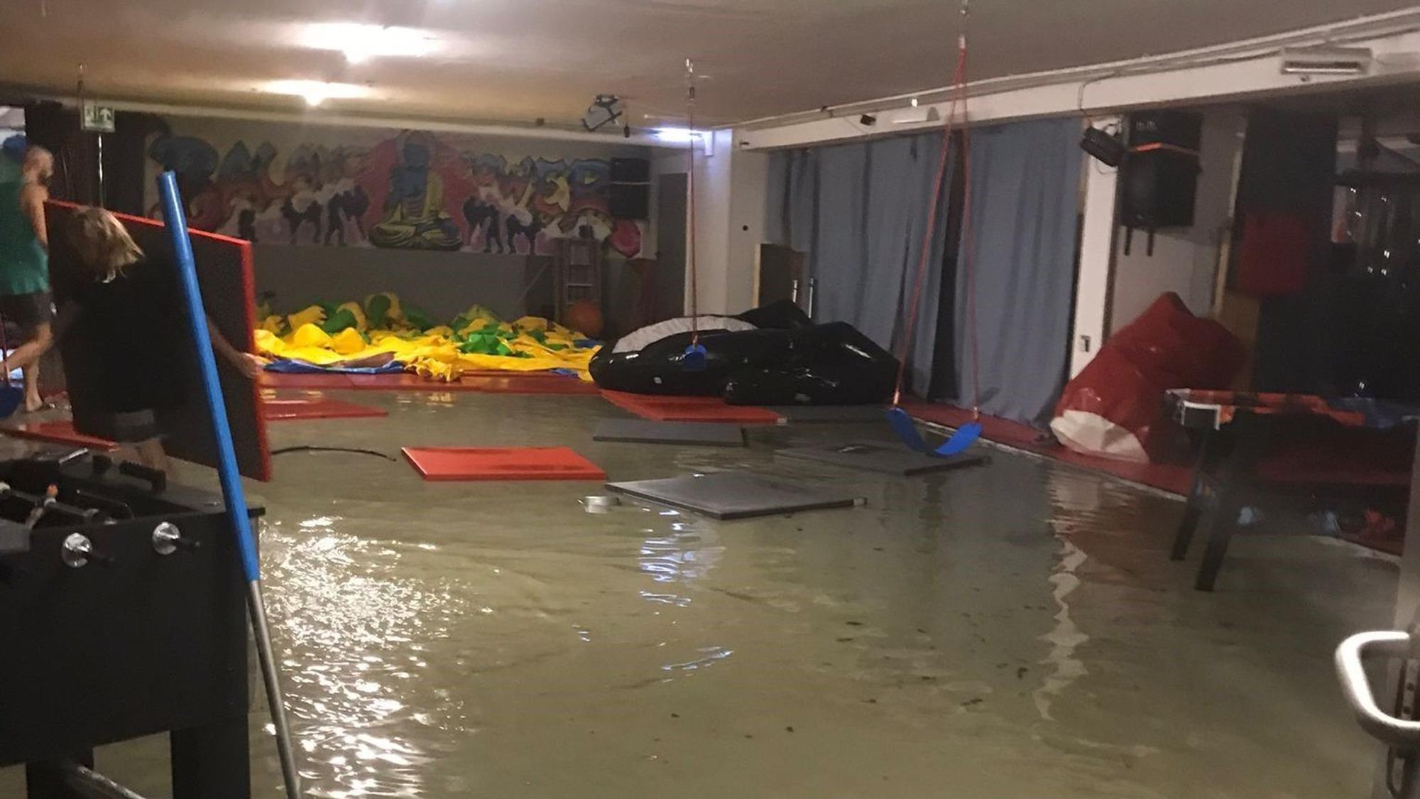 Das Sport- und Gesundheitszentrum Wesseling steht unter Wasser.