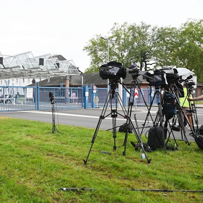14.08.2024 Köln. Vor der Luftwaffenkaserne in Wahn hat sich die Presse versammelt. Gab es hier einen Anschlag auf das Trinkwasser?
