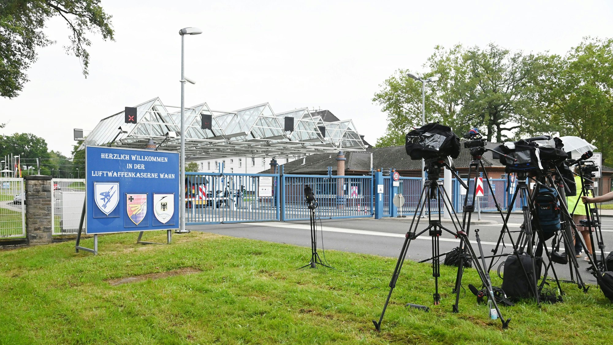 14.08.2024 Köln. Vor der Luftwaffenkaserne in Wahn hat sich die Presse versammelt. Gab es hier einen Anschlag auf das Trinkwasser?
