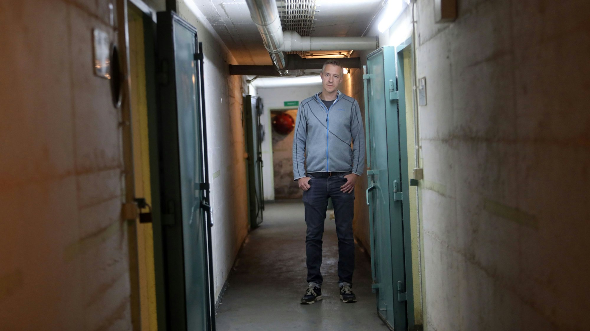 Christoph Lubbe in der Kommandozentrale unter der Gesamtschule Lindenthal