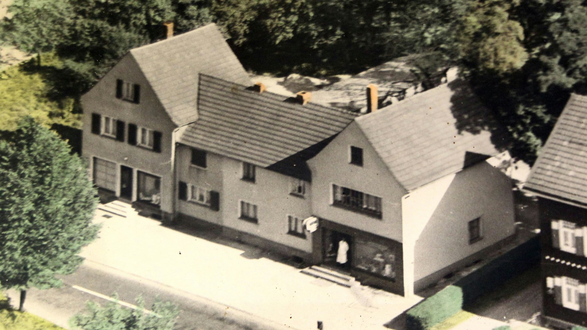 Nach dem Krieg wurde die Immobilie um die Gebäudeteile links und rechts vom Haupthaus erweitert.