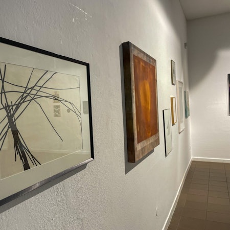 Bilder hängen an einer Wand.