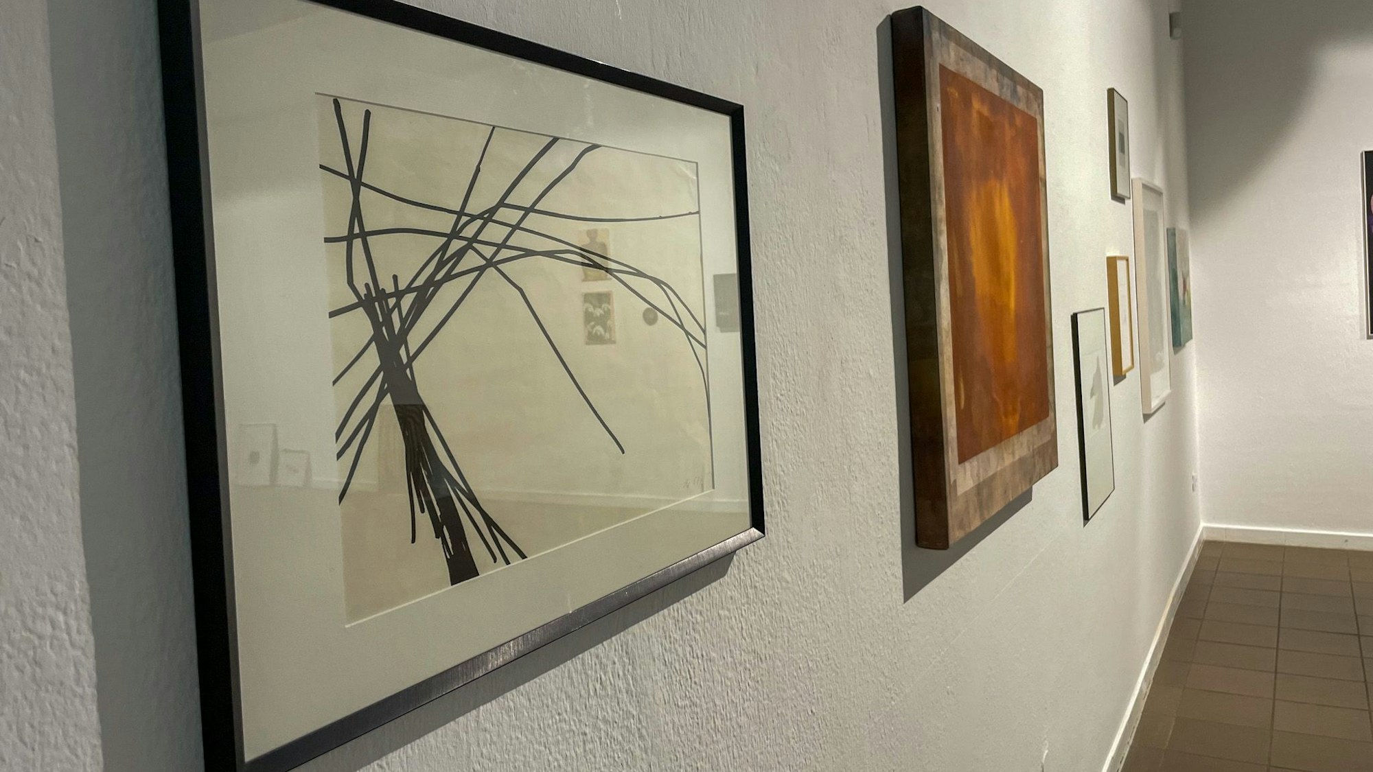 Bilder hängen an einer Wand.