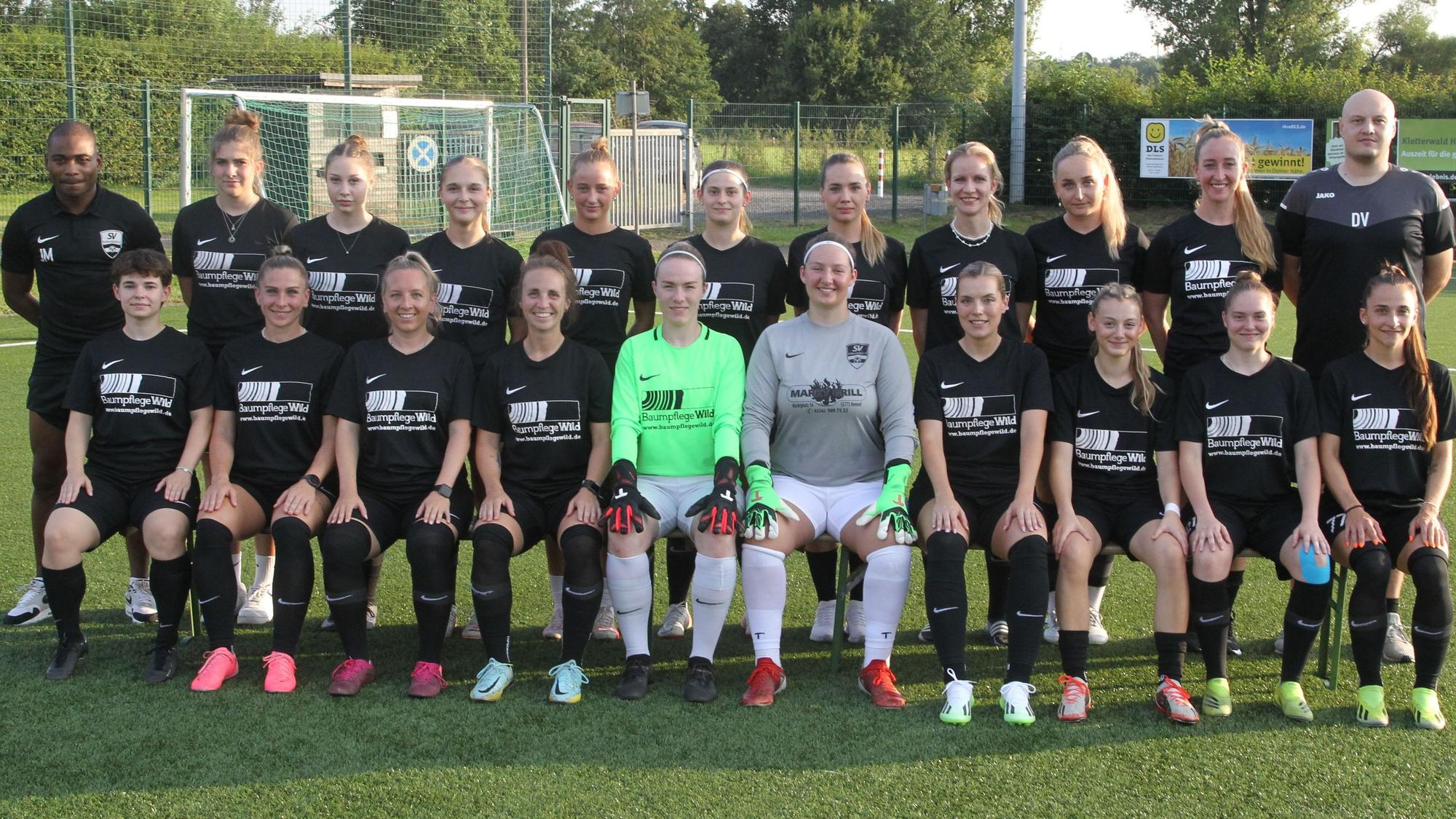 Jesse Muambay (oben, von links), Florentine Horst, Lily Kostelnik, Laura Marx, Danielle Bender, Paula Grammersbach, Carmen Becker, Christin Walther, Sofie Thiel, Tabea Erkes, Co-Trainer Dennis Vogel, Emma Grammersbach (unten, von links), Karolin Maucher, Sarah Monnens, Sarah Winter, Kim Plötz, Lisa Hennes, Rebecca Barth, Lara Grunert, Nicole Rauch und Lacona Wickert vom SV Allner-Bödingen.