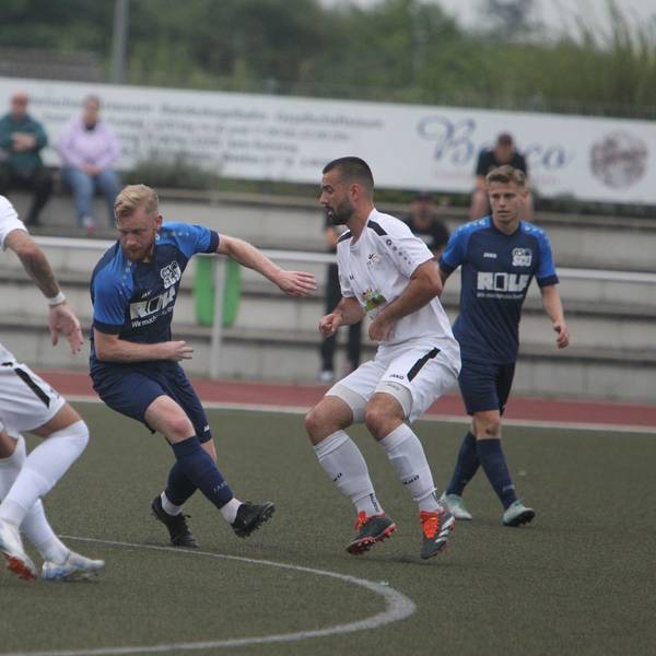 Der Mondorfer Max Orth (am Ball) behauptet den Ball gegen den Uckerather Andre Meinke.