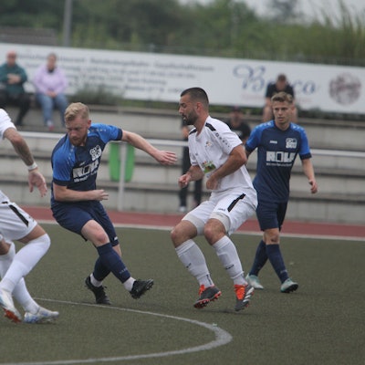 Der Mondorfer Max Orth (am Ball) behauptet den Ball gegen den Uckerather Andre Meinke.