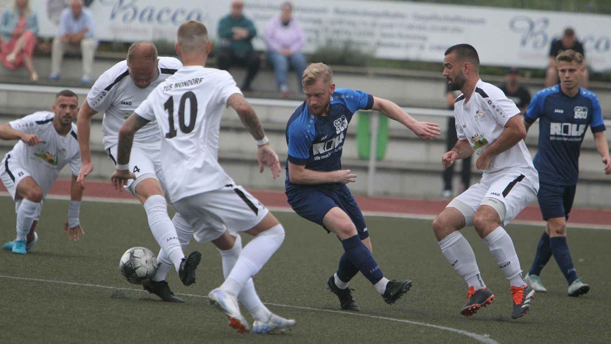 Der Mondorfer Max Orth (am Ball) behauptet den Ball gegen den Uckerather Andre Meinke.