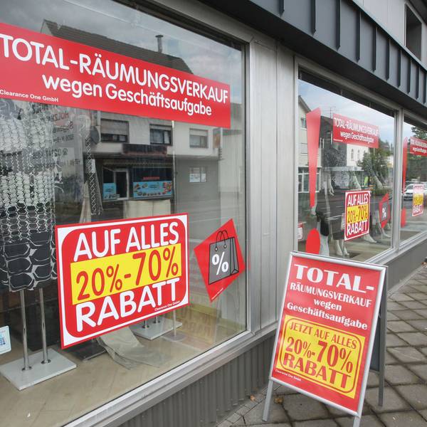 Die Boutique No. 1 in Seelscheid auf der Zeithstraße 119-121 schließt am Ende des Jahres und hat derzeit Räumungsverkauf. Inhaberin Inge Klein (links) und ihre einzige Vollzeitkraft Andrea Landwehr im Ladenlokal.