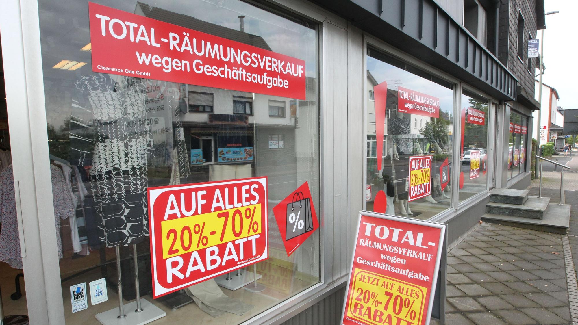 Die Boutique No. 1 in Seelscheid auf der Zeithstraße 119-121 schließt am Ende des Jahres und hat derzeit Räumungsverkauf. Inhaberin Inge Klein (links) und ihre einzige Vollzeitkraft Andrea Landwehr im Ladenlokal.