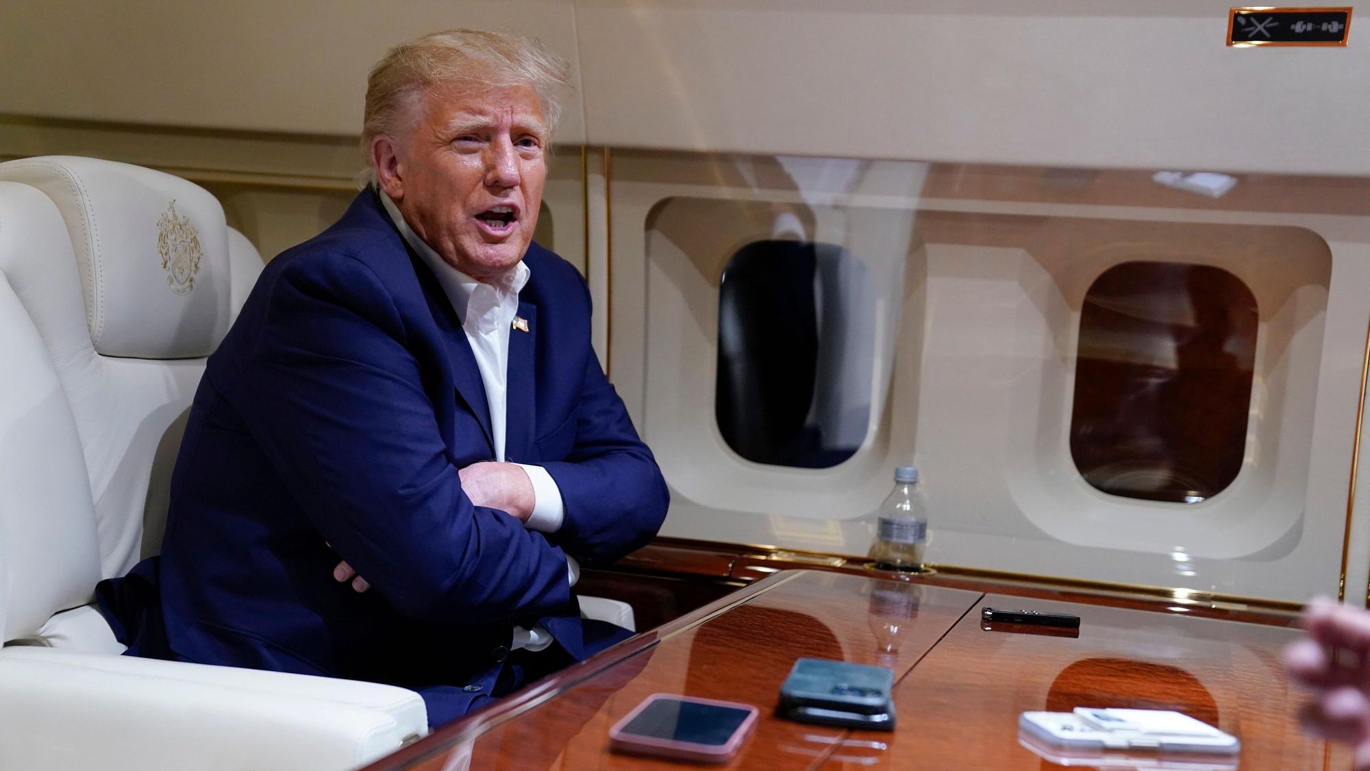 Donald Trump spricht mit Reportern, während er in seinem Flugzeug sitzt. Wegen eines Motorschadens musste der Republikaner auf eine andere Maschine umsteigen. (Archivbild)