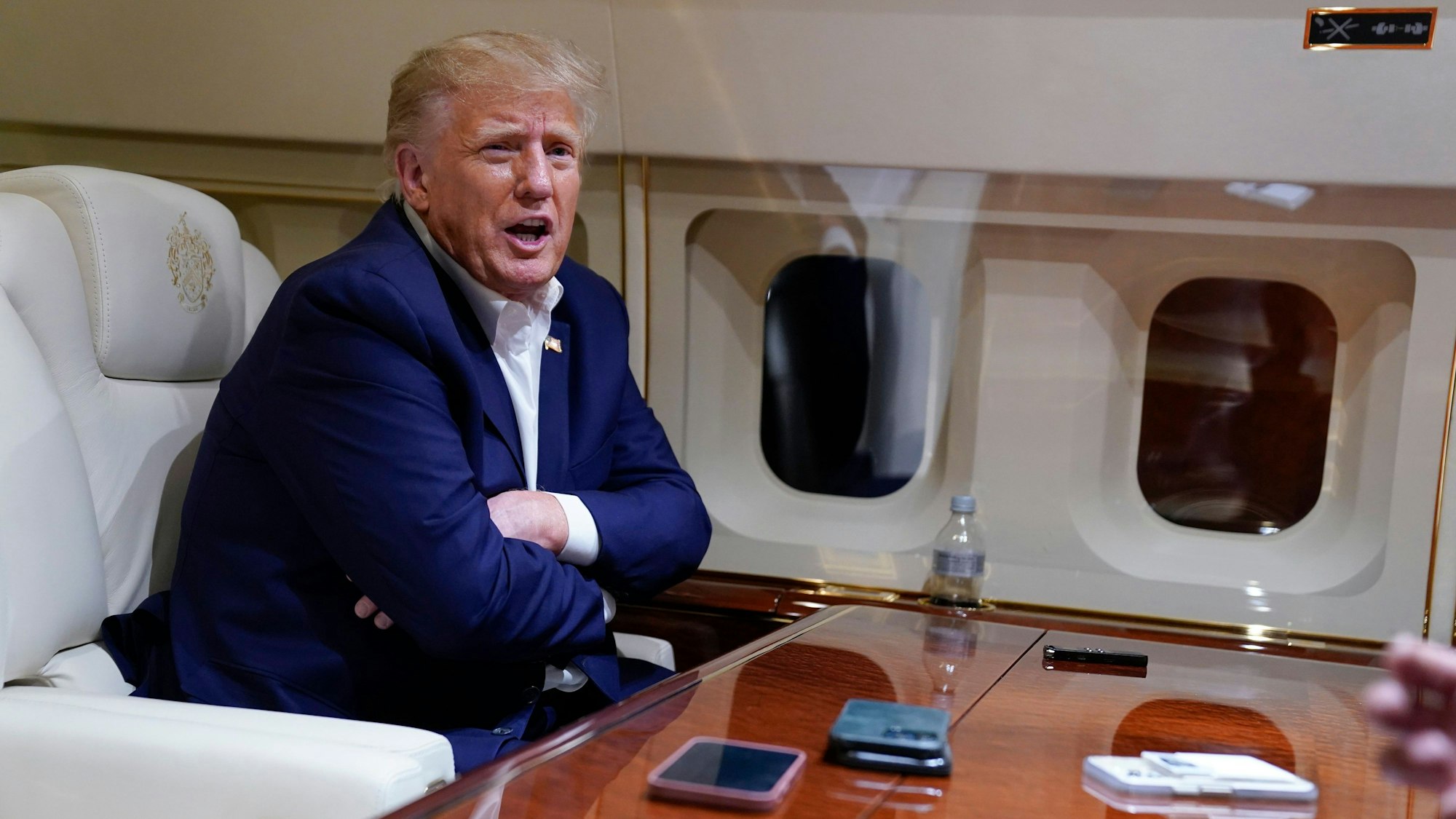 Donald Trump spricht mit Reportern, während er in seinem Flugzeug sitzt. Wegen eines Motorschadens musste der Republikaner auf eine andere Maschine umsteigen. (Archivbild)