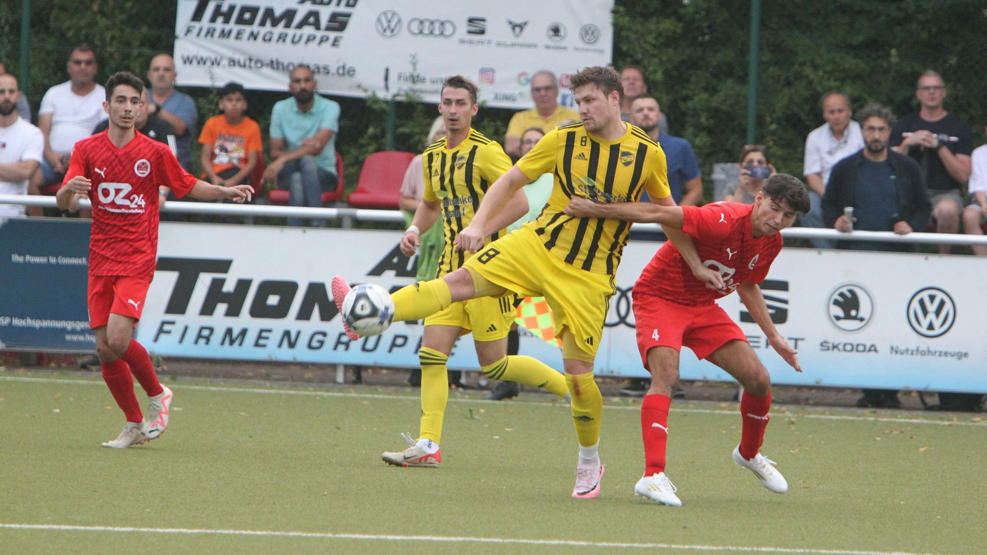 Spichs Tim Klein (links) im Duell mit dem Niederkasseler Damir Tabakovic.