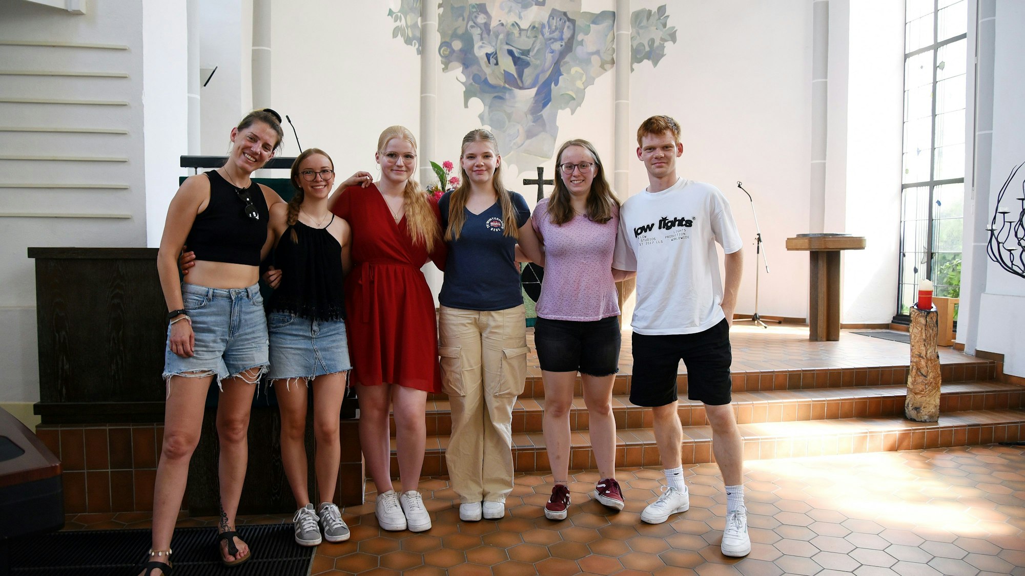 Eine Gruppe junger Menschen steht in der evangelischen Kirche in Wipperfürth.