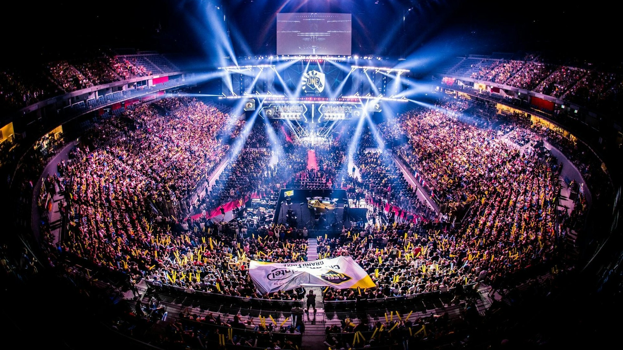 Die gefüllte Lanxess-Arena während der „Extreme Masters Cologne“