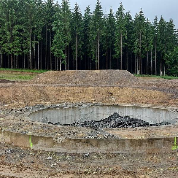 Das gesprengte Fundament für eine Windkraftanlage ist in einem Wald bei Dahlem zu sehen.