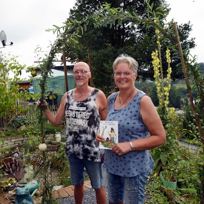 Das Foto zeigt den Naturgarten mit dem Ehepaar Corinna und Andreas Herrmann.