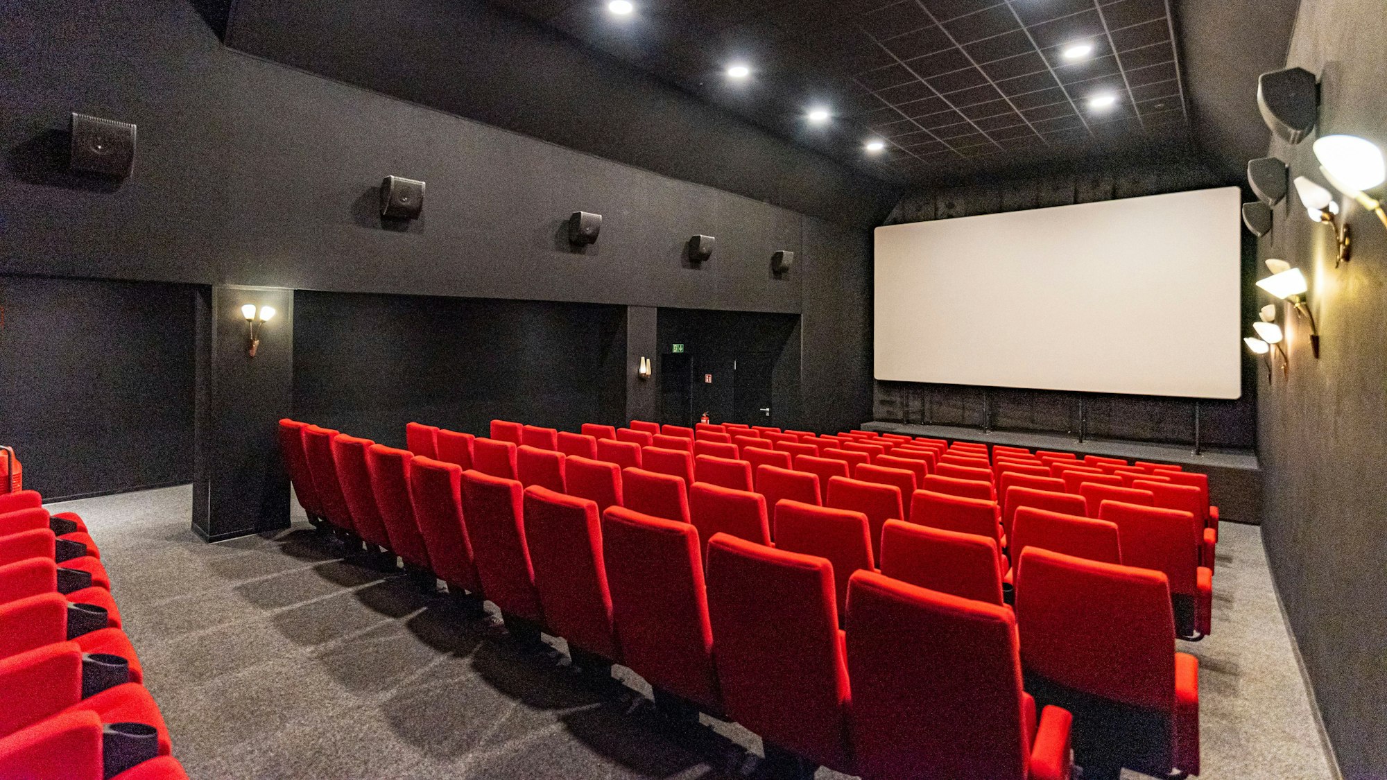Leerer Kinosaal mit roten Sitzen