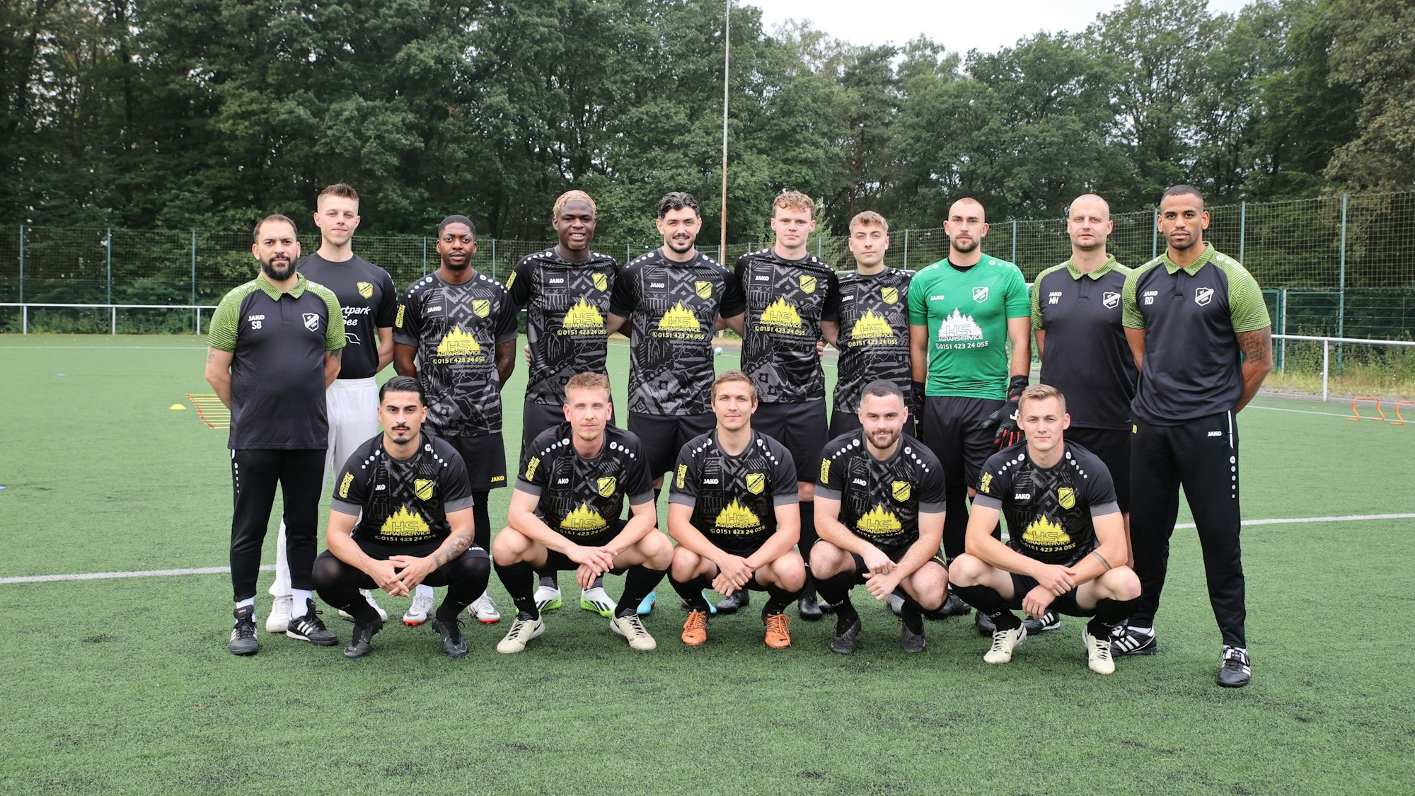 Gruppenfoto der neuen Trainer und Neuzugänge beim SV Schönenbach.