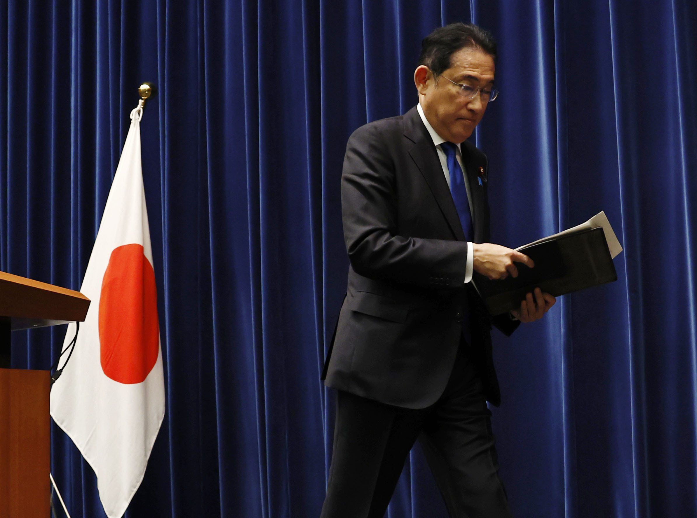 Der japanische Ministerpräsident Fumio Kishida verlässt eine Pressekonferenz auf der er seine Entscheidung bekannt gab, bei der im September anstehenden Wahl zum Vorsitzenden seiner Liberaldemokratischen Partei (LDP) nicht anzutreten.