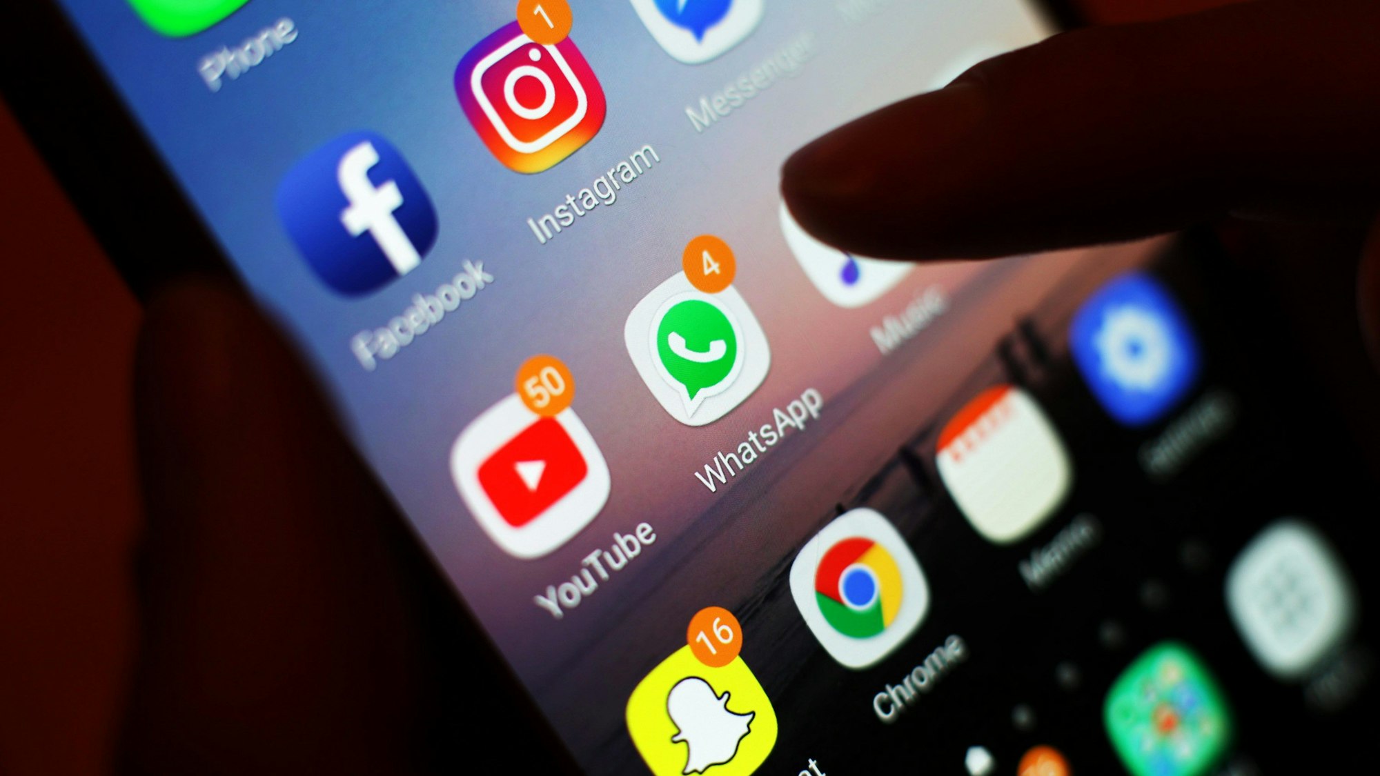 Handy mit den verschiedenen Social Media Apps